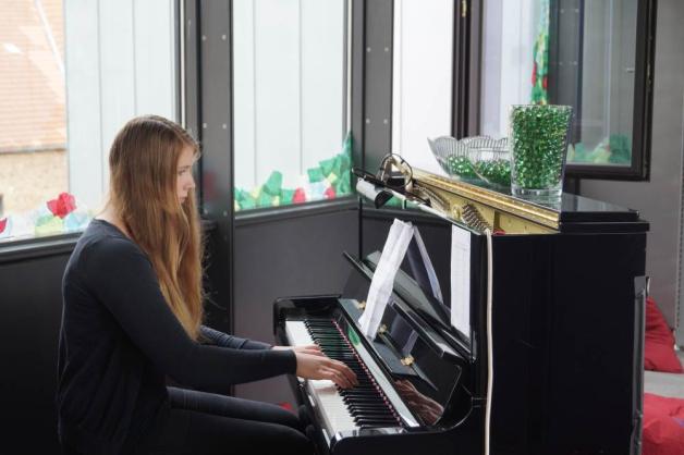 Am Klavier spielt Marie Luise Geißler eine Stunde lang „Vexations“ von Erik Satie. Am Klavier spielt Marie Luise Geißler eine Stunde lang „Vexations“ von Erik Satie.