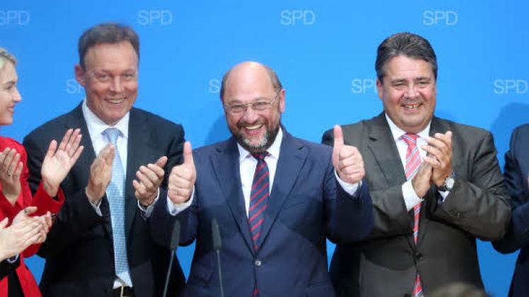 Gute Stimmung im Willy-Brandt-Haus in Berlin: SPD-Generalsekretärin Yasmin Fahimi(l-r) die stellvertretende Bundesvorsitzende der SPD, Manuela Schwesig (l-r), SPD-Fraktionsvorsitzender Thomas Oppermann, SPD-Spitzenkandidat Martin Schulz SPD-Parteivorsitzender Sigmar Gabriel und Bundesaußenminister Frank-Walter Steinmeier.  