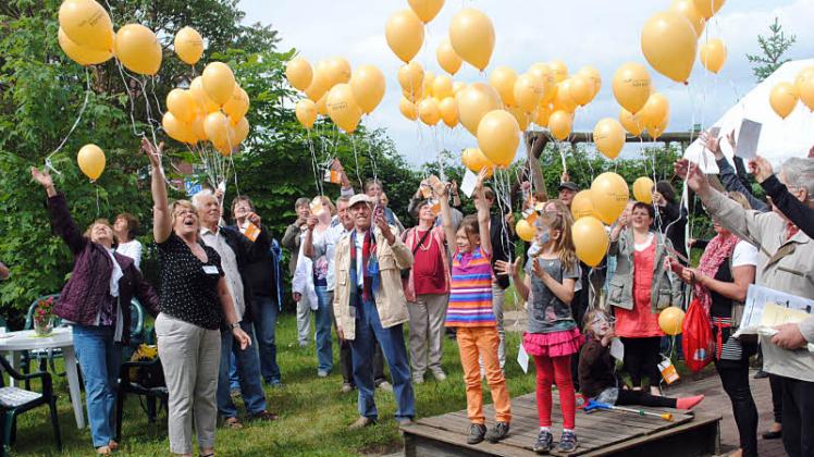 Auf das Zeichen von CIC-Leiterin Karola Benedict (3. v. l.) ließen die Teilnehmer   150 Luftballons mit Karten steigen.   