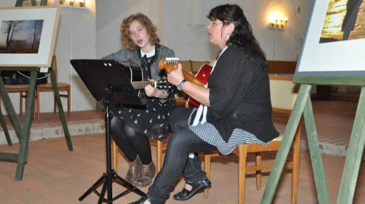 Sorgten für die passende Musik: Schülerin Merel de Baat und Gemeindepädagogin Petra Güttler.