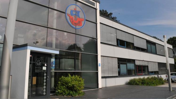 Der FC Hansa verkauft  im Rahmen eines Sale-Lease-Back-Geschäftes seine Geschäftsstelle an eine Leasinggesellschaft und erhält dafür eine Million Euro.  