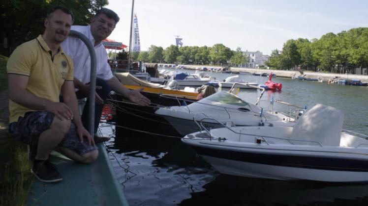 Für die Zeit des Drachenbootrennens werden diese Boote in die Yachthafenresidenz umziehen, um für die Wettkampfstrecke  Platz zu schaffen. René Hotopp (l.) und Karl-Heinz Balloff vom SV Breitling haben heute ein Gespräch mit der Stadt zu dem Thema.  