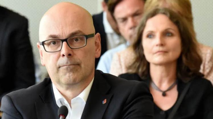 Ministerpräsident Torsten Albig stellt sich vor Bildungsministerin Waltraud Wende.  