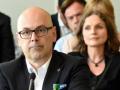 Ministerpräsident Torsten Albig stellt sich vor Bildungsministerin Waltraud Wende.  