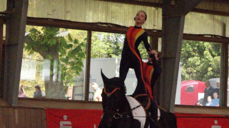 Sarah Hergaß und Katja Hartmann holten in Gostorf bei den Kreisjugendspielen mit der Mannschaft einen zweiten Platz in der Leistungsklasse A. 