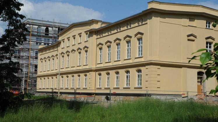 Die alte Werderklinik in der Werderstraße wird grundlegend saniert und zur neuen Hauptfiliale der VR-Bank umgebaut. Am 28. Juni können die Schweriner das Gebäude besichtigen.  