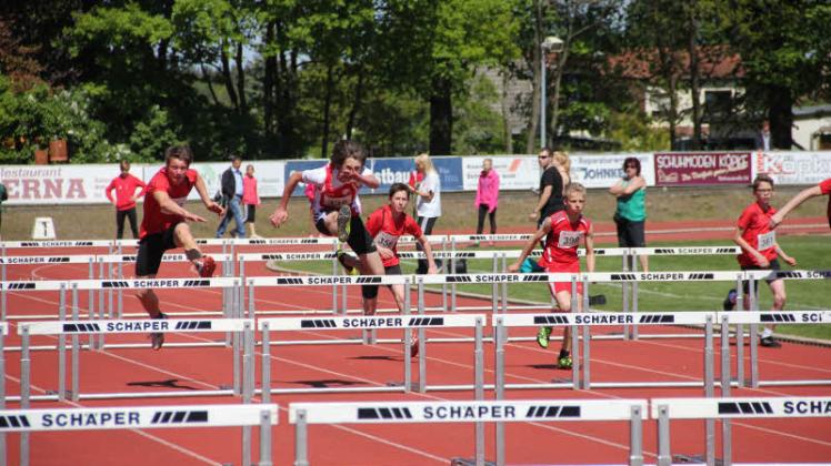 Nikolas Much (M., hier beim Sparkassen-Stadionfest) schaffte mit 2629 Punkten im Blockmehrkampf die DM-Quali.  
