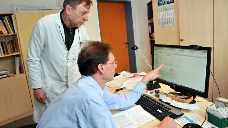 Auf dem Computer  können Dr. Michael  Derno (l.) und Dr. Björn Kuhla  die erfassten Daten sofort für ihre wissenschaftliche Arbeit auswerten. Fotos: NNN 