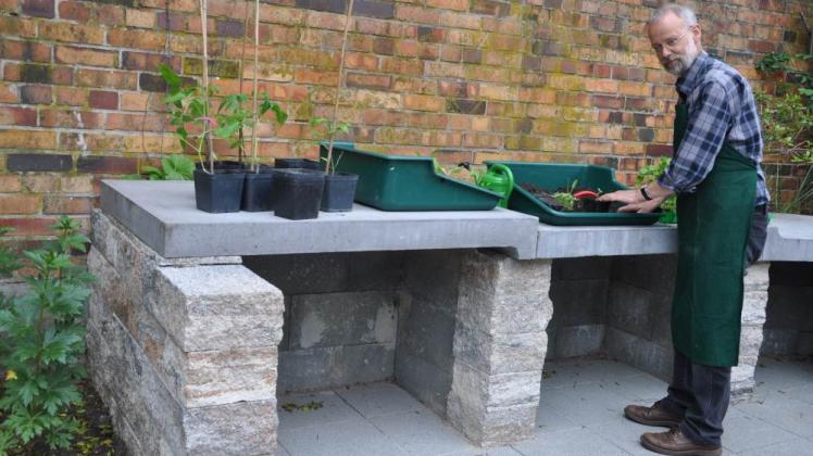 Gartentherapeut Thomas Henschel pflanzt Löwenmäulchen in einem der zwei Hospiz-Gärten um. Später können ihn mobilere Bewohner beim Pflanzen in die Beete unterstützen – dank der speziellen Arbeitstische ist das sogar im Rollstuhl möglich. 