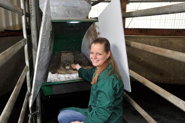 Die Methan-Messstation kann sowohl im Laufstall als auch auf der grünen Wiese stehen. Veterinärmedizinerin Stefanie Wanda Engelke (25) forscht für ihre Doktorarbeit am Thema Methan-Ausstoß. Die Methan-Messstation kann sowohl im Laufstall als auch auf der grünen Wiese stehen. Veterinärmedizinerin Stefanie Wanda Engelke (25) forscht für ihre Doktorarbeit am Thema Methan-Ausstoß.