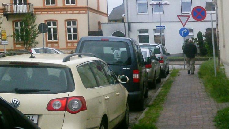 Einen Tag vor Himmelfahrt wurde das Parkverbotsschild in der Augustenstraße aufgestellt.  