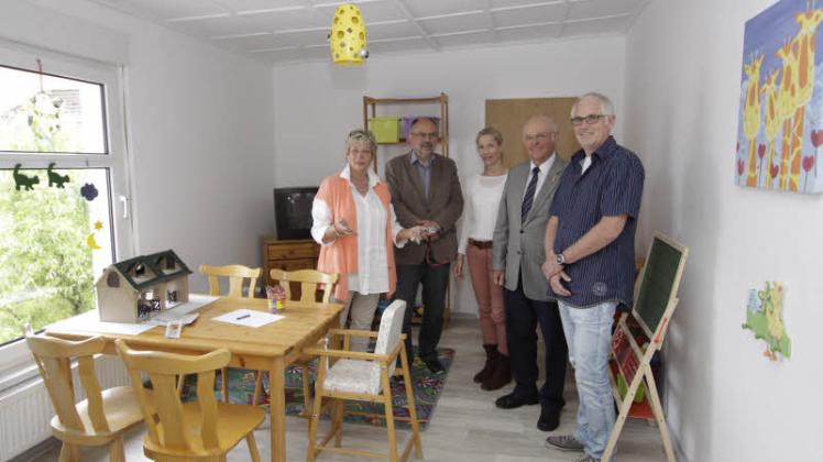 Sabine Schumacher (l.) und Susann Bill-Hermann zeigen Pritzwalks Bürgermeister Wolfgang Brockmann (2. v. l.) und Wittenberges Stadverordnetenvorsteher Wolfgang Strutz (2. v. r.) die neuen Räume. Frank Iffländer (r.) betreute den Bau als Projektleiter der WGW.  