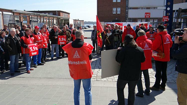 Mitarbeiter der Raytheon Anschütz GmbH demonstrieren vor dem Werk in Kiel. Foto: Daniel Friederichs