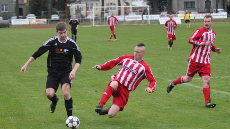 Im Hinspiel versuchte Eiche 05-Abwehrspieler Kevin Kühn (r.), den Perleberger Stefan Fliege vom Ball zu trennen.   