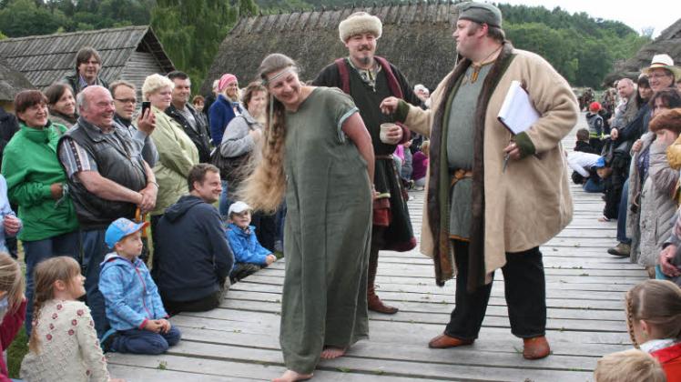 Sklavenmarkt: Moderator Fitten (r..) präsentiert einen Sklavenhändler (Gandolf) und verhandelt zu Schauzwecken mit dem Volk über die Sklavin (Ontja).  Fotos:  Ines Engelbrecht 