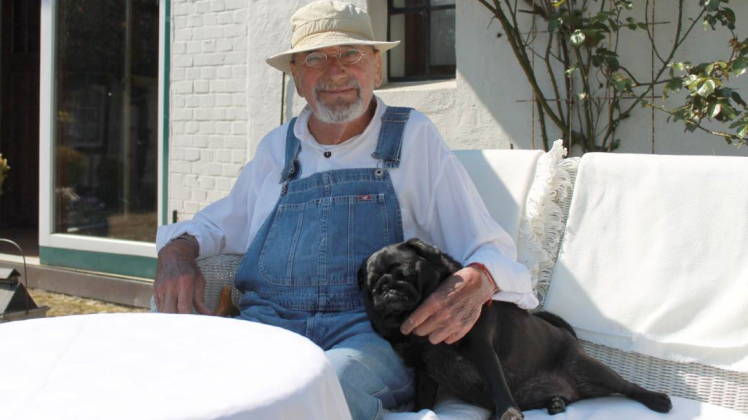 Sein Lieblingstier ist der Mops: Peter Lustig mit dem wichtigen Familienmitglied auf seiner Terrasse.  