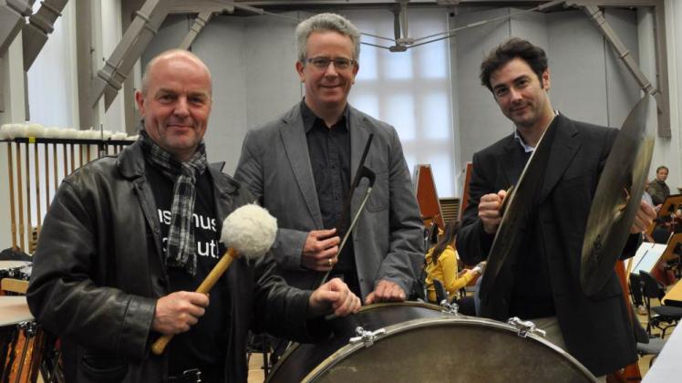 Ob Konzert oder Musiktheater – die Norddeutsche Philharmonie gibt am Volkstheater den Ton an. Schlagzeuger Wolfgang Morbitzer, Kontrabassist Andreas Ott und Kapellmeister Manfred Hermann Lehner (v. l.) sorgen für besten Klang in Rostock. Ob Konzert oder Musiktheater – die Norddeutsche Philharmonie gibt am Volkstheater den Ton an. Schlagzeuger Wolfgang Morbitzer, Kontrabassist Andreas Ott und Kapellmeister Manfred Hermann Lehner (v. l.) sorgen für besten Klang in Rostock.