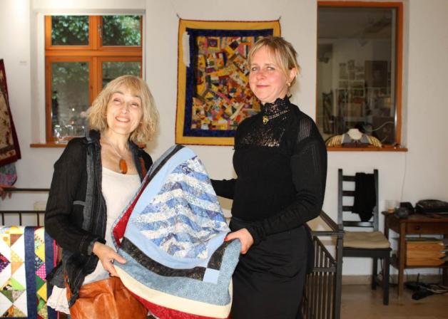 Zu einer Benefiz-Veranstaltung begrüßt Silke Herloff (r.)  Dr. Barbara Nieszery im Bernsteinhaus. Die selbst entworfenen Quilts der Ärztin wurden für den guten Zweck – das Hospiz – verkauft.