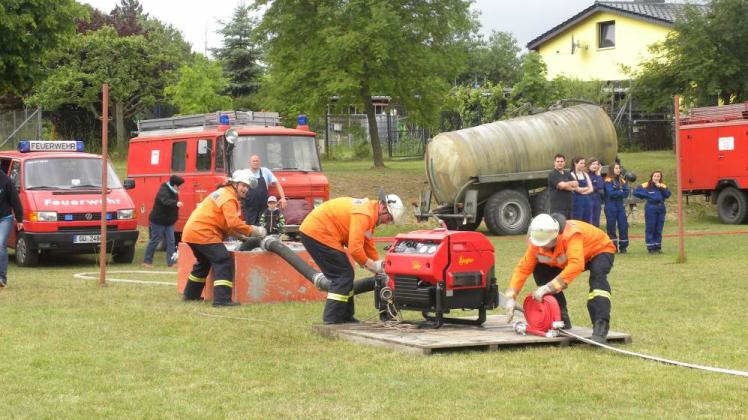 Die Feuerwehrmänner aus Tarnow waren beim Wettkampf die schnellsten.  Fotos:  Evelyn Bubber-Menzel 