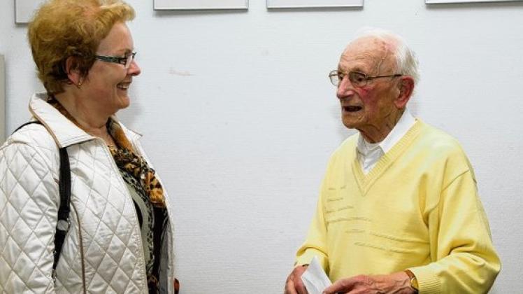 Bei der Vernissage: Adalbert Rösler mit seiner Lehrerin Meike Neupetsch. Foto: jmt