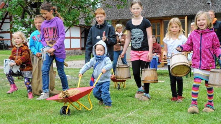 Wettlauf mit Steckenpferden oder Holzzubern – das Mueßer Volkskundemuseum frischte zum Kindertag auch Spiele aus längst vergangenen Zeiten wieder auf.  Fotos: Reinhard Klawitter (2) 