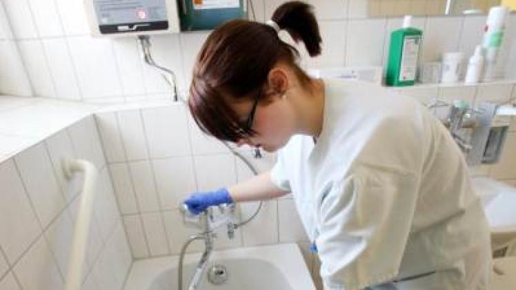 Bufdi Jenna Plötz bereitet in der Uni-Klinik Rostock ein Bad für einen Patienten vor.  