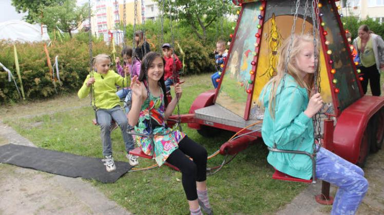 Julia Schestopalov (M.) und Leonie Graf  (r.) machte das Karussell fahren wie vielen anderen Kindern auch großen Spaß. Fotos:  Nadine Schuldt (3) 