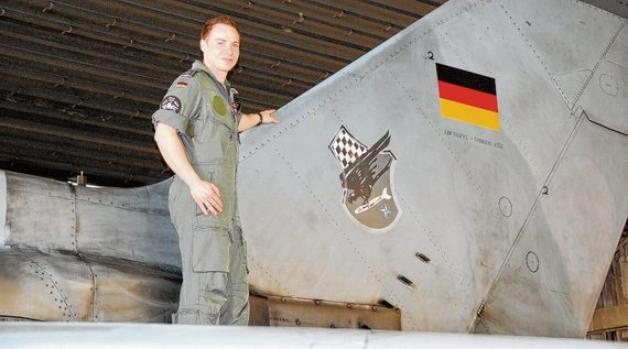 Oberleutnant Matthias Littmann (28) ist seit dem 1. April Teil des Jageler Aufklärungsgeschwaders. Mit ihm und rund 50 weiteren Soldaten sind auch 20 Tornados aus Bayern in den Norden verlegt worden. Einer von ihnen trägt - noch - das Wappen des aufgelösten Verbandes.