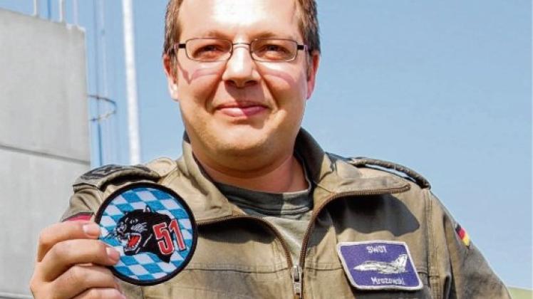Kleiner Spaß für die neuen Kollegen: Filip Mrozowski mit dem blau-weiß unterlegten Wappen des Jageler AG 51. Foto: wim (2)