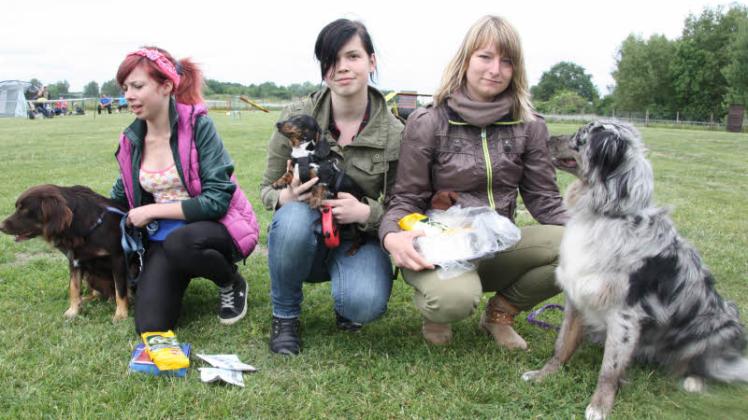 Antonia Harder mit „Daimen“, Justine Sugge mit „Klein Lillifee“  und  Cindy Grube mit „Sunny“ (v.l.) – drei völlig verschiedene Hunde, die alle den Fun-Parcours absolvierten und einen Preis absahnten.