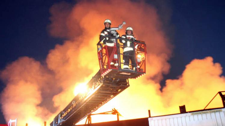 Großbrand eines Bergeraumes (50 x 20 Meter) mit Stroh gefüllt in der Agrarvereinigung MIFEMA e.G. in Plauerhagen.  