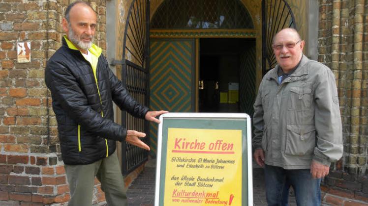 Auch Matthias Knappe (l.) und  Peter Großmann helfen als Aufsicht dabei, dass die Bützower Stiftskirche von  nun an täglich geöffnet werden kann.  