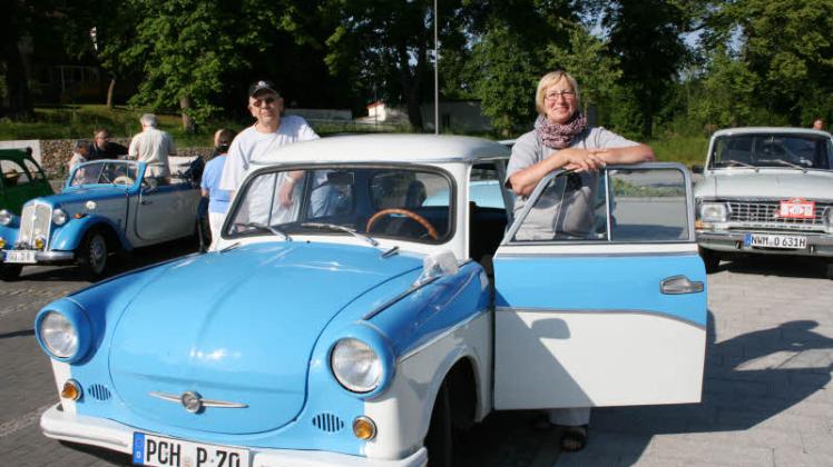 Gisela und Manfred Lallemand mit selbst aufgebauten Trabant P 500. Fotos: ines engelbrecht 