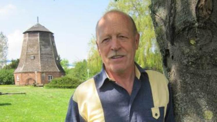 Karl Luchs, Vorsitzender des Wittenburger Mühlenvereins, vor  der demontierten Mühle.  