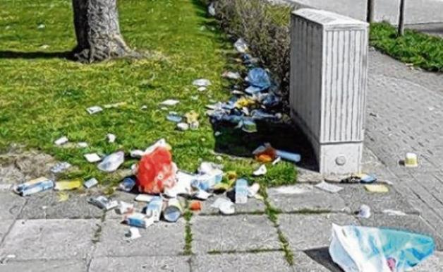 Kaputte Müllsäcke: Der Müll fliegt auf der Straße herum.  Foto: privat 