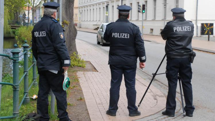 Die Polizei führte in den vergangenen Wochen, wie hier in der Ludwigsluster Kanalstraße, zahlreiche Kontrollen durch. 