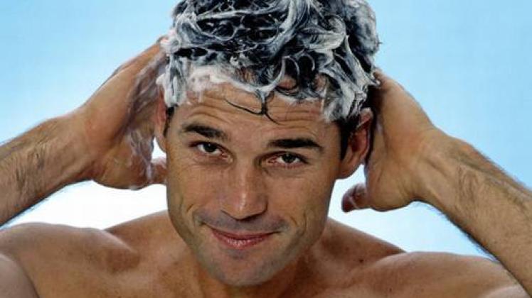 Teure Shampoos sind nicht immer besser, entscheidend ist der Haartyp. Foto: Diagentur