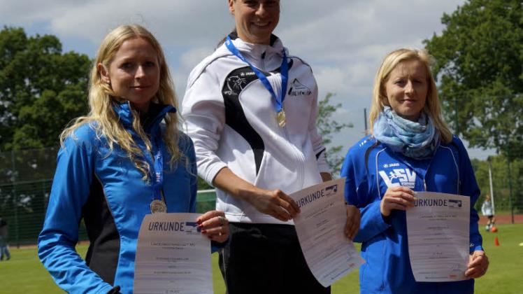 Vizemeisterin Stefanie Holzmüller vom SC Laage (l.) und Sandra Mendolia (LSV Güstrow) als Bronzemedaillengewinnerin rahmen die Landesmeisterin in der W30, Anne Prahl (Schwerin), auf dem Siegerpodest ein.   