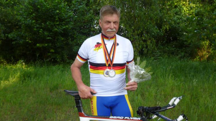Mit Gold und Silber dekoriert: Siegfried Leibner mit seinen Medaillen von der DM in Rosdorf.  