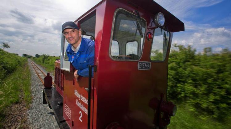 „Ist schon schnuckelig, mit so einer kleinen Lok durch die idyllische Landschaft zu gondeln“ sagt  Lokführer Thomas Stache. Bei einer Probefahrt  schaut er aus der Kleinbahn-Diesellokomotive DIEMA DFL 75. Am 21. Juni gehts los.