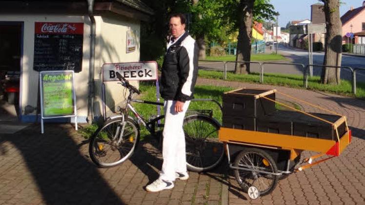 Fleischer Torsten Bleeck nimmt nun das Rad, um seine Waren zur Fililiale am anderen Ende der Stadt zu bringen.  Fotos: zvs 