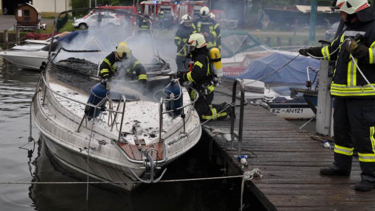Alarm in der Marina Nord: Dieses Boot wurde trotz des schnellen Einsatzes der Feuerwehr ein Raub der Flammen.   