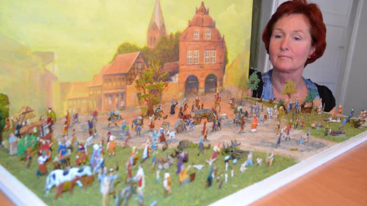 Christine Szcech bemalte in Handarbeit die Zinnfiguren des Dioramas.  Fotos: Katharina Roese 