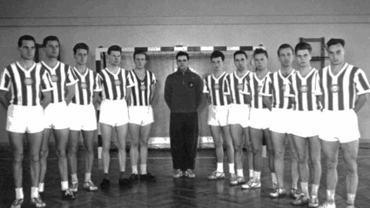 Die Handballmannschaft des PSV Eutin spielte im Jahr 1957 mit: Wolfgang Rodenberg, Ali Schneider, Hans Hartmann, Erich Linning, Claus Bartelsen, Rudi Delfs, Teddy Reinhold, Jochen Landsberg, Lothar Krüger, Helmut Borchert, Manfred Zeitz und Gernot Seeger (von links). 