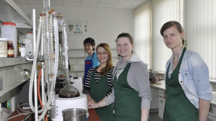 Sebastian Fritsch (v. l.), Luisa Eichhorn, Alexandra Ruben und Fina Gießler (ein Schüler fehlte) bei der Destillation von Kümmel. Dabei extrahiert man ätherische Öle, die  als Gewürze verwendet werden.  