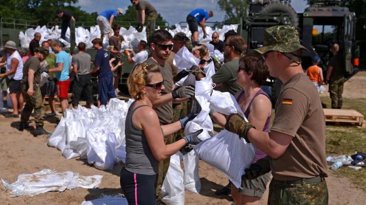 Sommer 2013 – wie hier in Dömitz unterstützten viele freiwillige Helfer  den Kampf gegen die Flut 