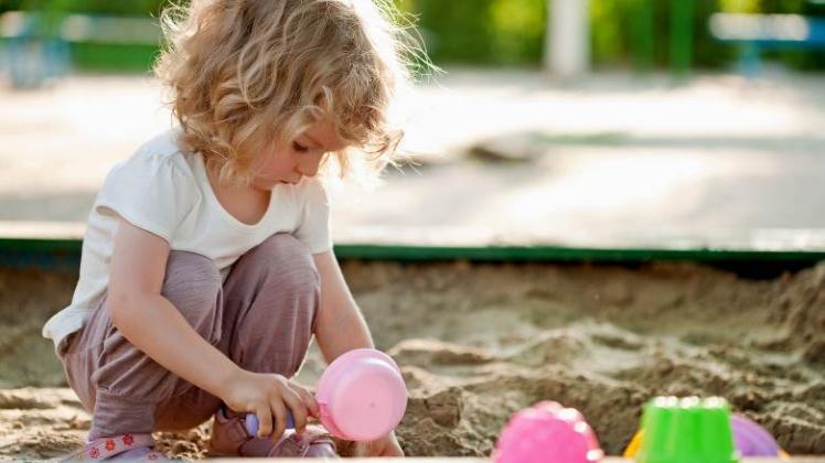 Viel Spaß haben Kinder auf einem Spielplatz unter anderem auch in einer schönen sauberen Sandkiste.  