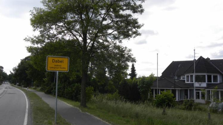 In Höhe des Gebäudes in der Bahnhofstraße Nr. 27 steht jetzt ein Ortseingangsschild von Dabel. 