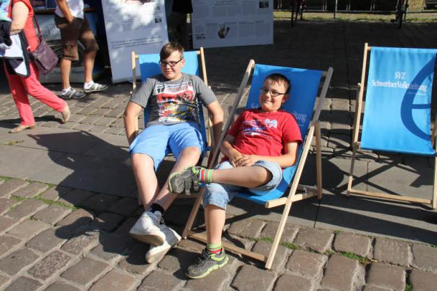 Duncan (l.) und Connor Roth machten es sich in den SVZ-Liegestühlen bequem. Duncan (l.) und Connor Roth machten es sich in den SVZ-Liegestühlen bequem.
