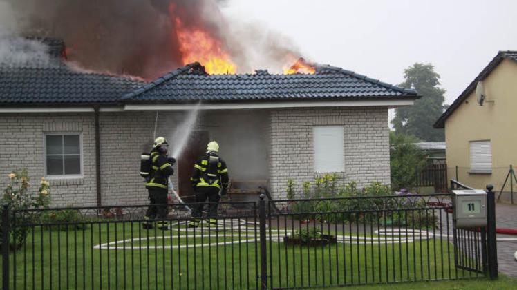 Als die Feuerwehr eintrifft, brennt der Dachstuhl des Hauses bereits in Voller Ausdehnung. Mehr als zwei Stunden dauern die Löscharbeiten.  Fotos: Lars Reinhold 